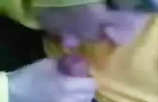 Прекрасная женщина в офисе трахается на диване